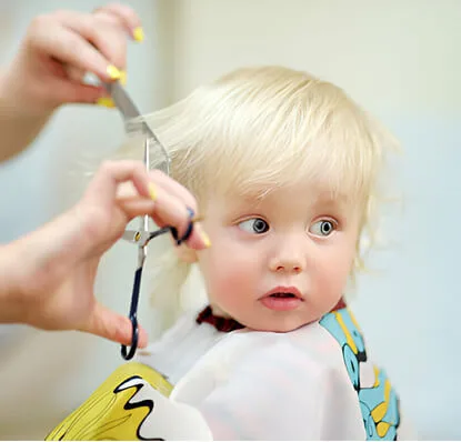 Close up portrait of toddler child getting his first haircut - 问鼎APP